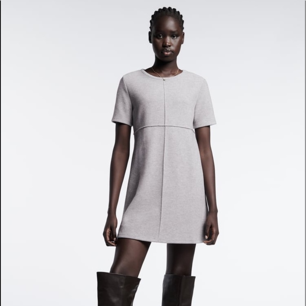 Round neck short sleeve dress.
Gray marl